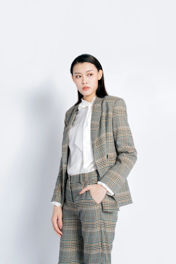 秋季西装里面配什么衣服好 女生西装穿搭技巧