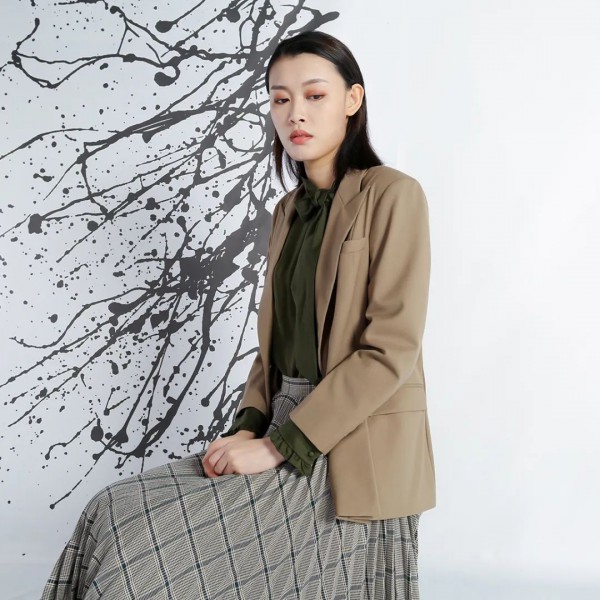 秋季西装里面配什么衣服好 女生西装穿搭技巧