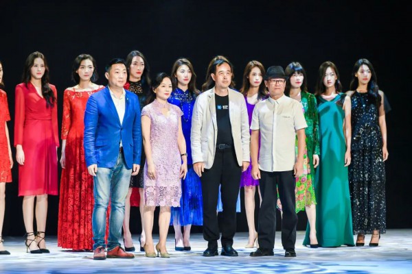 2020秋季广东时装周-万方服饰 旖旎一梦,天衣无缝
