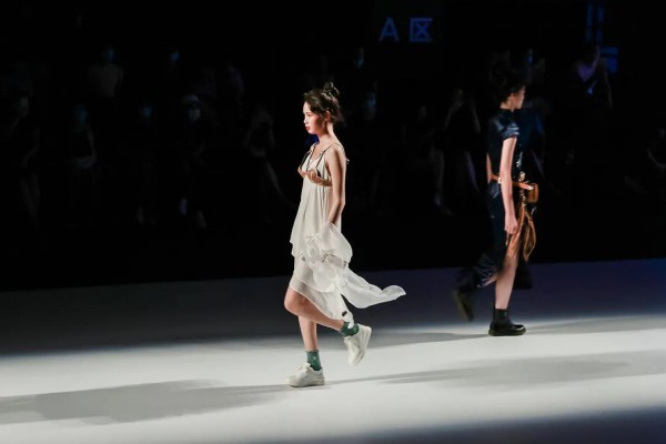 小茹裙褂携非遗+时尚登陆2020广东时装周-秋季