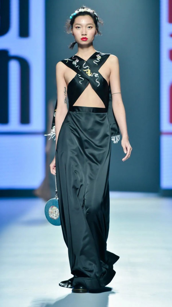 小茹裙褂携非遗+时尚登陆2020广东时装周-秋季