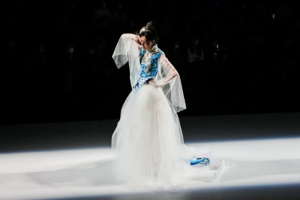 小茹裙褂携非遗+时尚登陆2020广东时装周-秋季