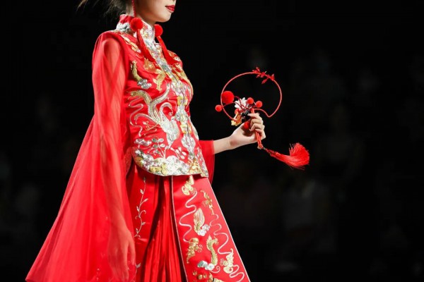 小茹裙褂携非遗+时尚登陆2020广东时装周-秋季