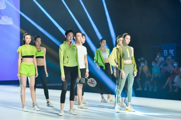 希尼汤米HINITOMY:请注意,机能运动正发起时髦进击