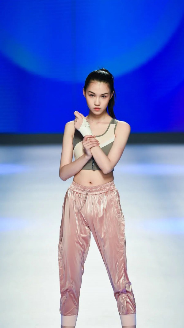 希尼汤米HINITOMY:请注意,机能运动正发起时髦进击