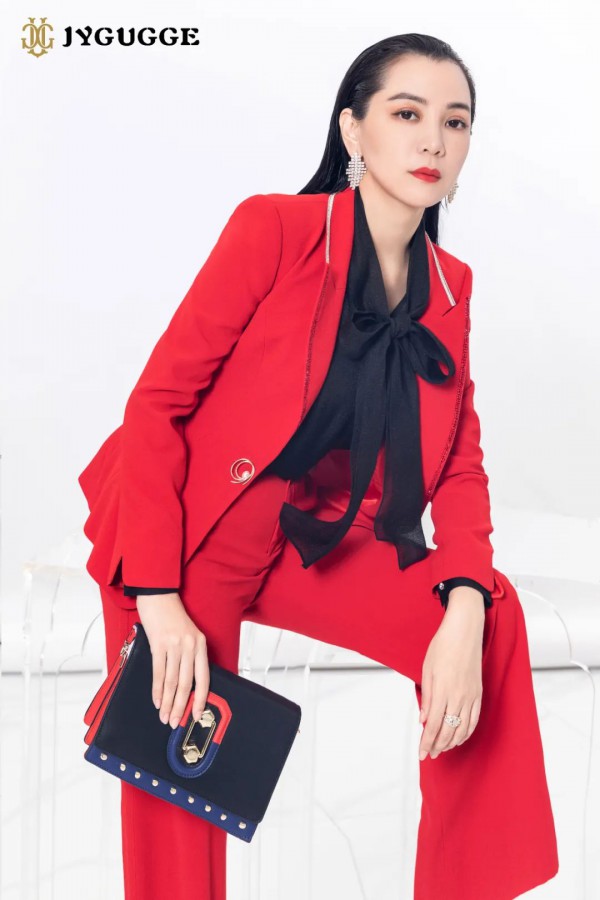 红色衣服里面怎么搭配 红色外套配什么内搭