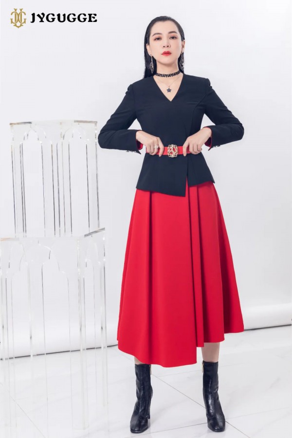 红色衣服里面怎么搭配 红色外套配什么内搭