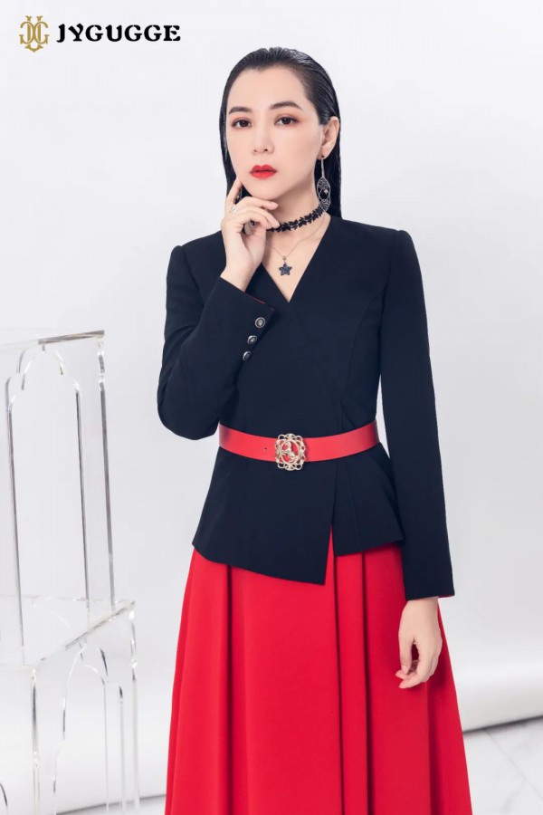 红色衣服里面怎么搭配 红色外套配什么内搭