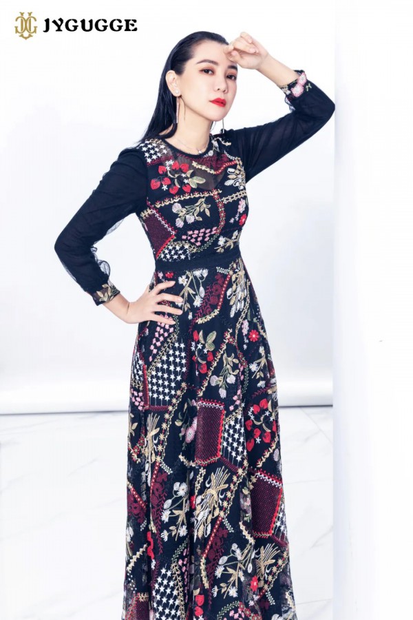 红色衣服里面怎么搭配 红色外套配什么内搭