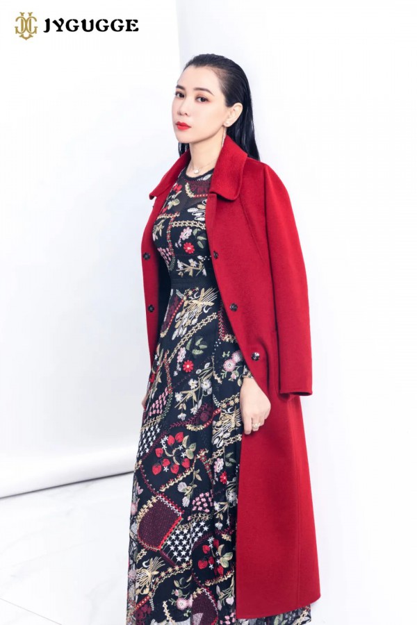 红色衣服里面怎么搭配 红色外套配什么内搭