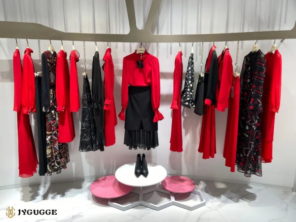 红色衣服里面怎么搭配 红色外套配什么内搭