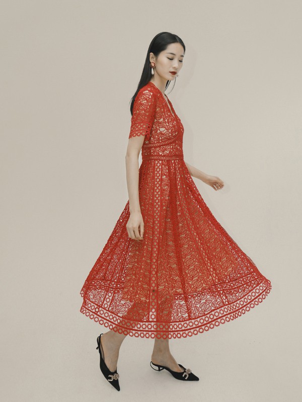 卡蔓教你红色连衣裙怎样穿出高级感?