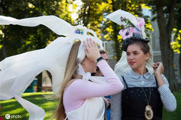 乌克兰举行“世界清洁日”废弃物服装走秀