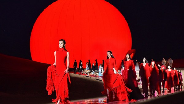 鄂尔多斯的转型从沙漠大秀开始