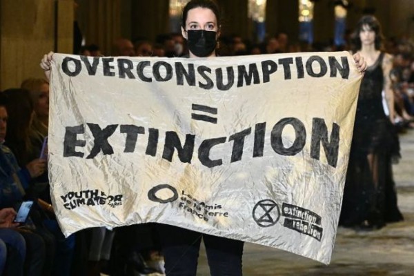 巴黎时装周上一名抗议者举着抗议标语闯入舞台