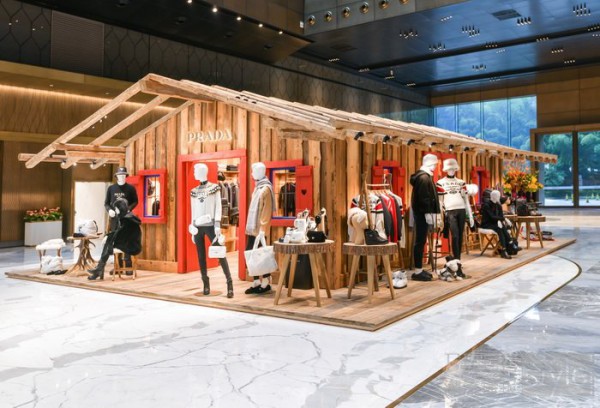 Prada全新木屋度假系列限时店将展出