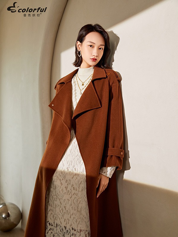 “CELINE式”女孩穿搭 摩卡色大衣搭配白色长裤,实穿的秋冬搭配!