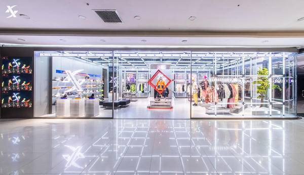 全国首家XDNA潮流店开业,特步代言人谢霆锋现身潮店