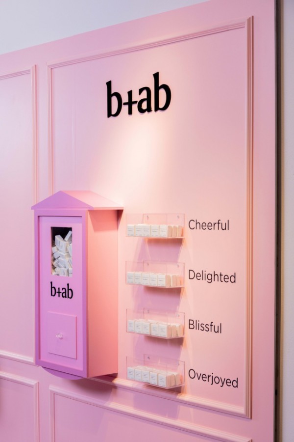 林允儿现身上海b+ab店铺 畅谈本季主题 演绎秋冬女性力量