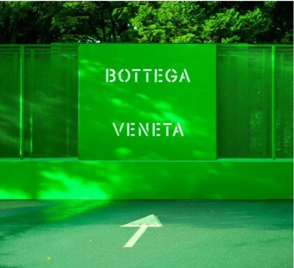 Bottega Veneta受《鱿鱼游戏》启发 在首尔设置限定迷宫艺术装置