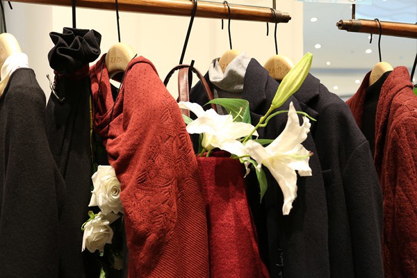 开女装店需要准备哪些道具?服装店入手哪些陈列道具