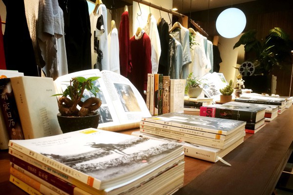 开女装店需要准备哪些道具?服装店入手哪些陈列道具