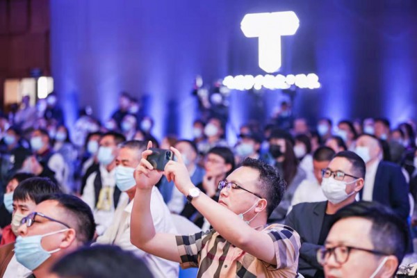 “中国人请给国货一个机会”主题发布会暨白小T新国货之光发布会