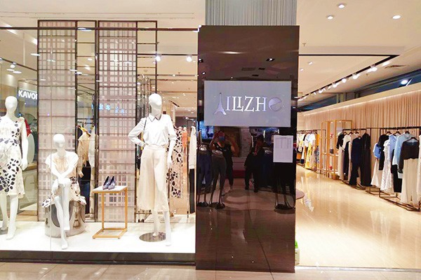 开女装店如何吸引消费者的注意?女装店橱窗要怎么布置