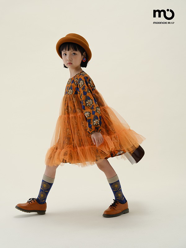 小女孩冬天打底的连衣裙怎么挑选 什么款式可爱又个性