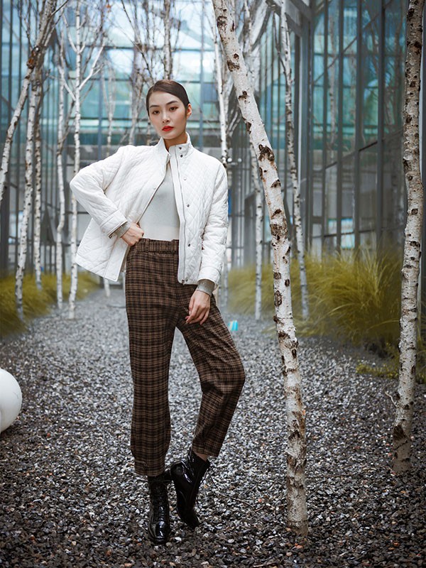 皮肤黑的女生穿什么外套好看?皮肤黑穿什么颜色显白