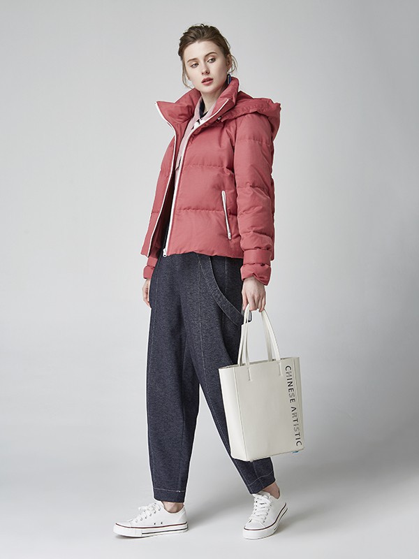 冬天买什么颜色羽绒服好看?羽绒服搭配什么裤子好?