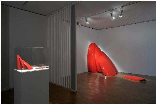 YSL以10倍高价拍卖1979年连衣裙；内地奢侈品市场今年预计增长25%