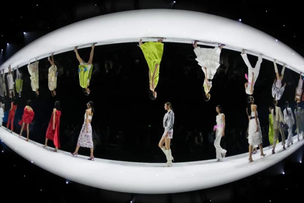 S/S 2022深圳时装周 | 朗黛国际:与其坐望星空,不如共同跃入