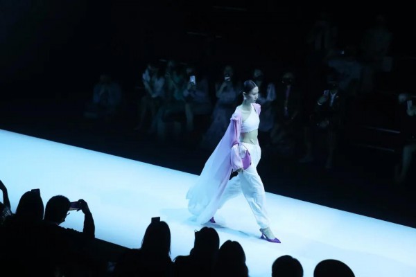 S/S 2022深圳时装周 | 朗黛国际:与其坐望星空,不如共同跃入