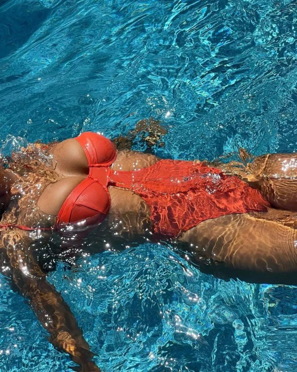 卡戴珊家族金小妹Kylie 泳衣翻车?网友纷纷吐槽质量差,瑕疵品