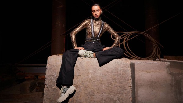 GOAT推出与BURBERRY联名运动鞋