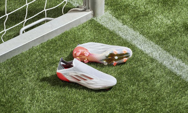 阿迪达斯发布WHITE SPARK 新足球鞋套装