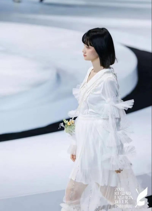 第十届柯桥时尚周,西纺研究院联合纤谷纺织推出“2022春夏服装新品发布会”