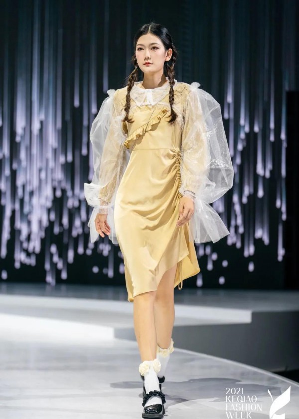 第十届柯桥时尚周,西纺研究院联合纤谷纺织推出“2022春夏服装新品发布会”