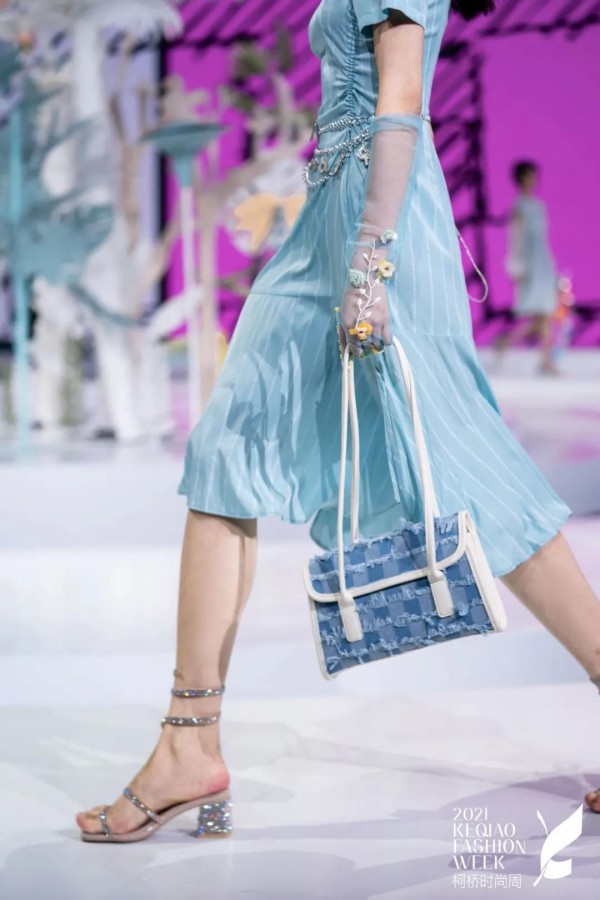 第十届柯桥时尚周,西纺研究院联合纤谷纺织推出“2022春夏服装新品发布会”