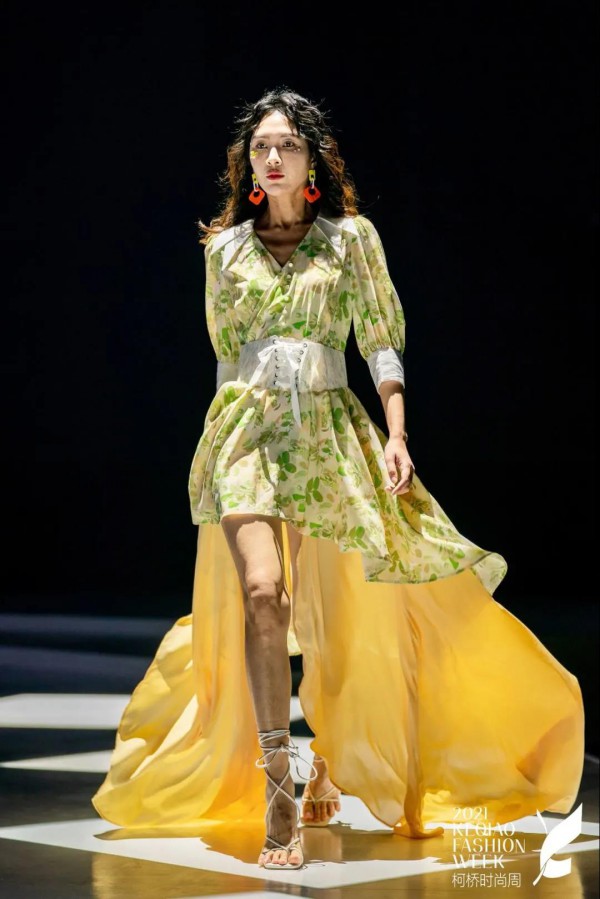 第十届柯桥时尚周,西纺研究院联合纤谷纺织推出“2022春夏服装新品发布会”