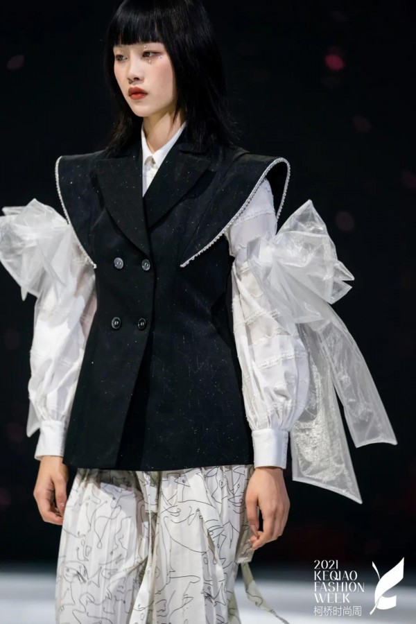 第十届柯桥时尚周,西纺研究院联合纤谷纺织推出“2022春夏服装新品发布会”