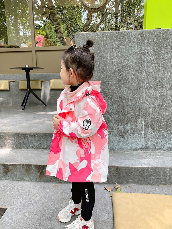 小孩子秋冬季节穿什么颜色的印花外套更好看