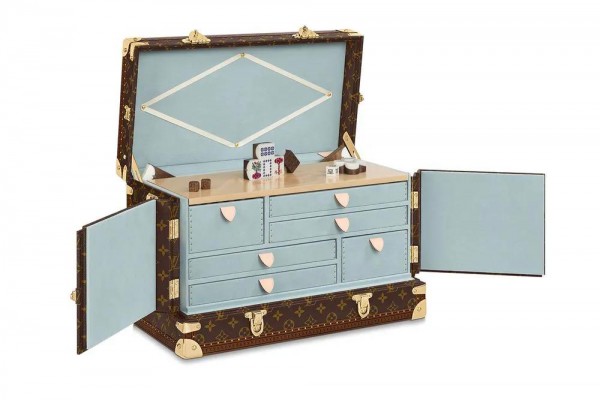 Louis Vuitton与一家设计公司Studio Adjective合作推出麻将套组