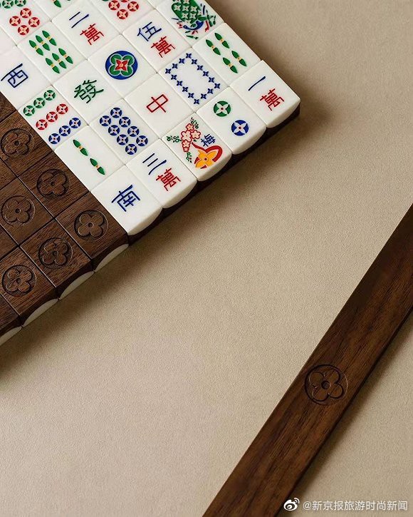 Louis Vuitton与一家设计公司Studio Adjective合作推出麻将套组