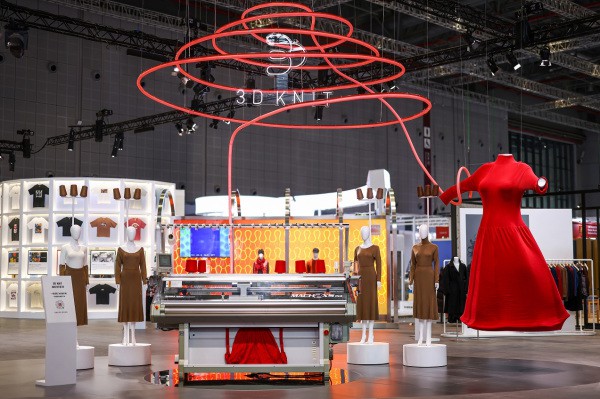 优衣库『明日奇境』再度惊艳进博会!+J 2021秋冬系列震撼亮相!