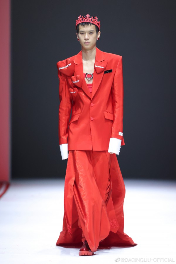 演员梁琤压轴出场“DAQINGLIU 2022春夏大秀”