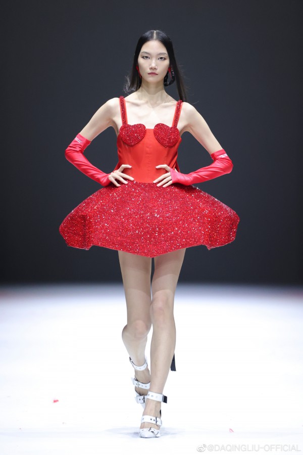 演员梁琤压轴出场“DAQINGLIU 2022春夏大秀”