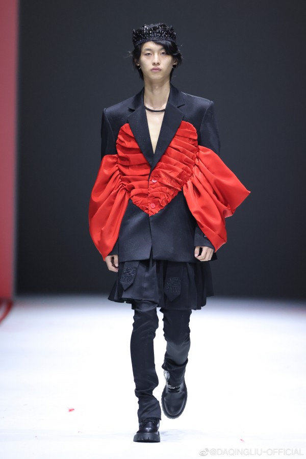 演员梁琤压轴出场“DAQINGLIU 2022春夏大秀”
