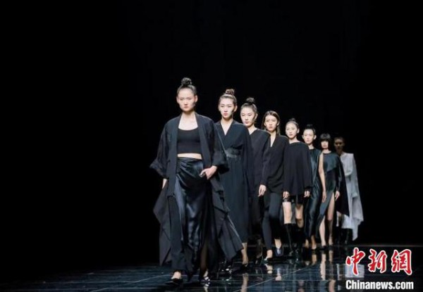 深圳时装周2022春夏系列:大方TAIFAR演绎国风风潮